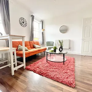 town-centre-flat-great-for-contractors-sleeps-4-free-parking.tophotelsbath.com/