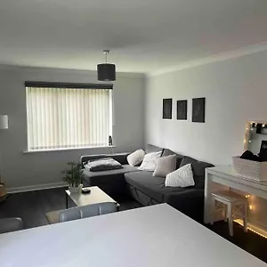 newly-refurbished-apartment-with-private-parking.tophotelsbath.com/