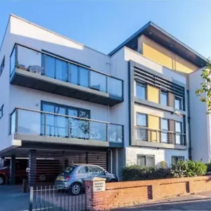 charming-2-bed-apartment-in-christchurch.tophotelsbath.com/