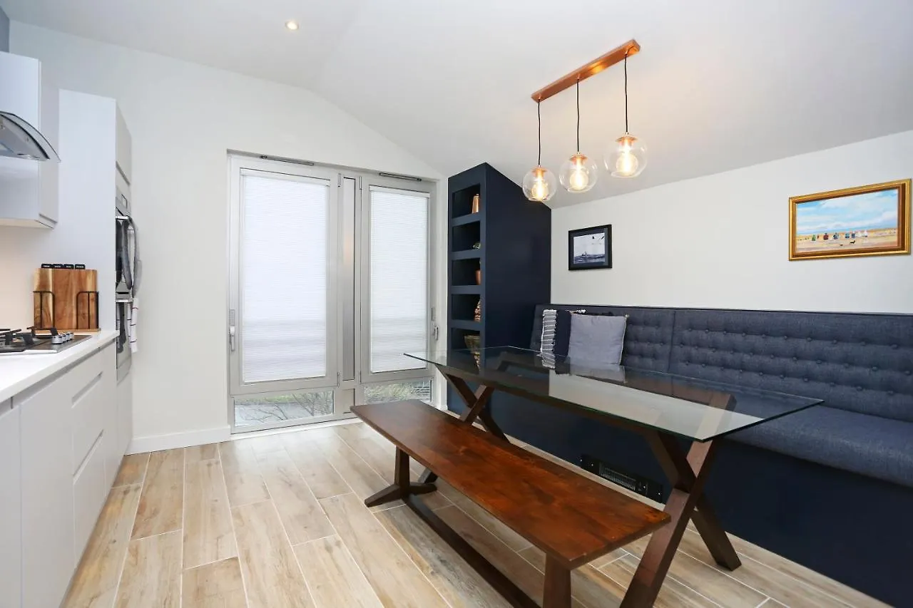 에든버러 Musselburgh - Stylish 3 Bed With Stunning Sea Views 아파트 0*,